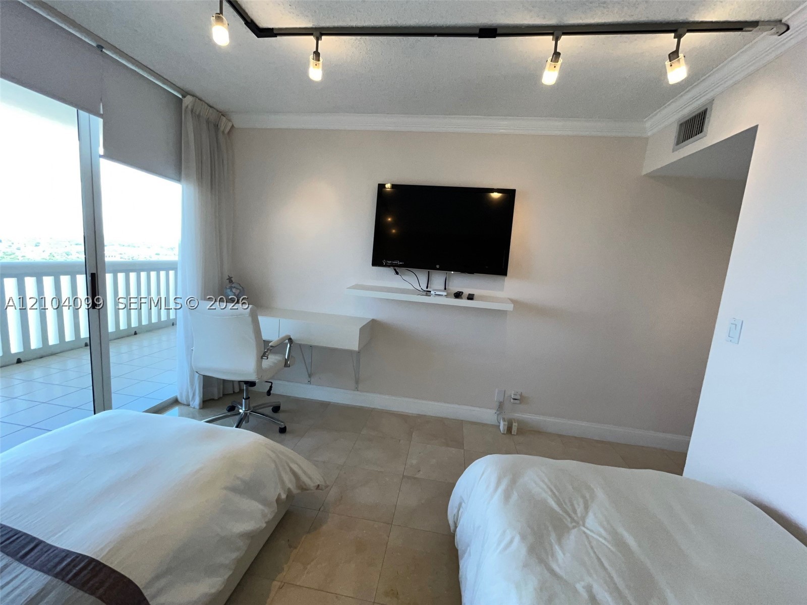 1000 W Island Blvd #2707, Aventura FL 33160