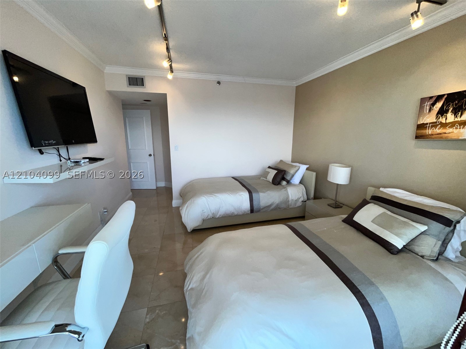 1000 W Island Blvd #2707, Aventura FL 33160