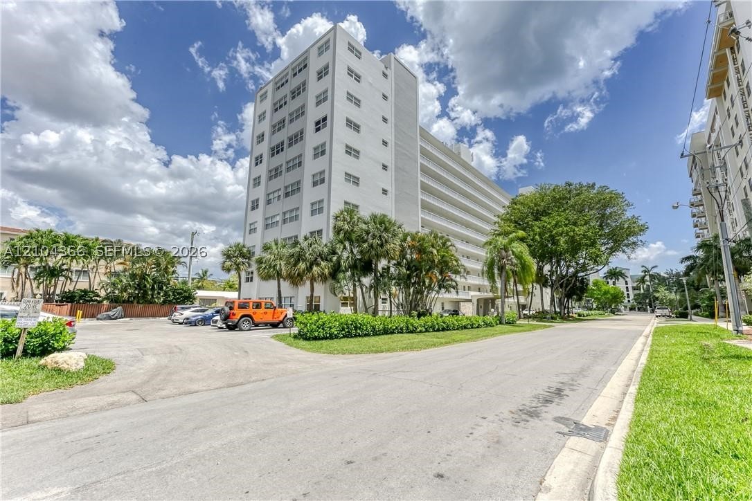 2555 NE 11th St #301, Fort Lauderdale FL 33304