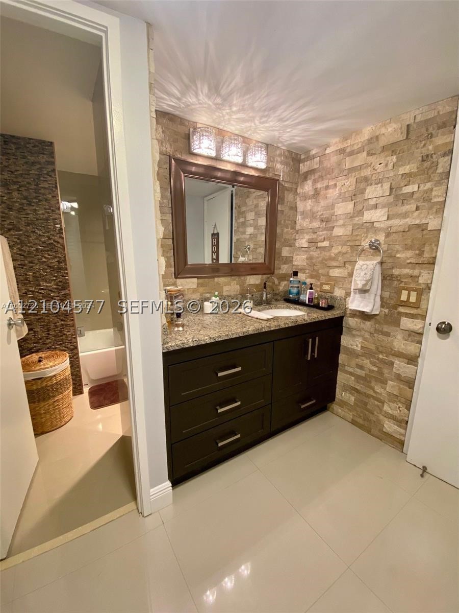 3701 N Country Club Dr #508, Aventura FL 33180