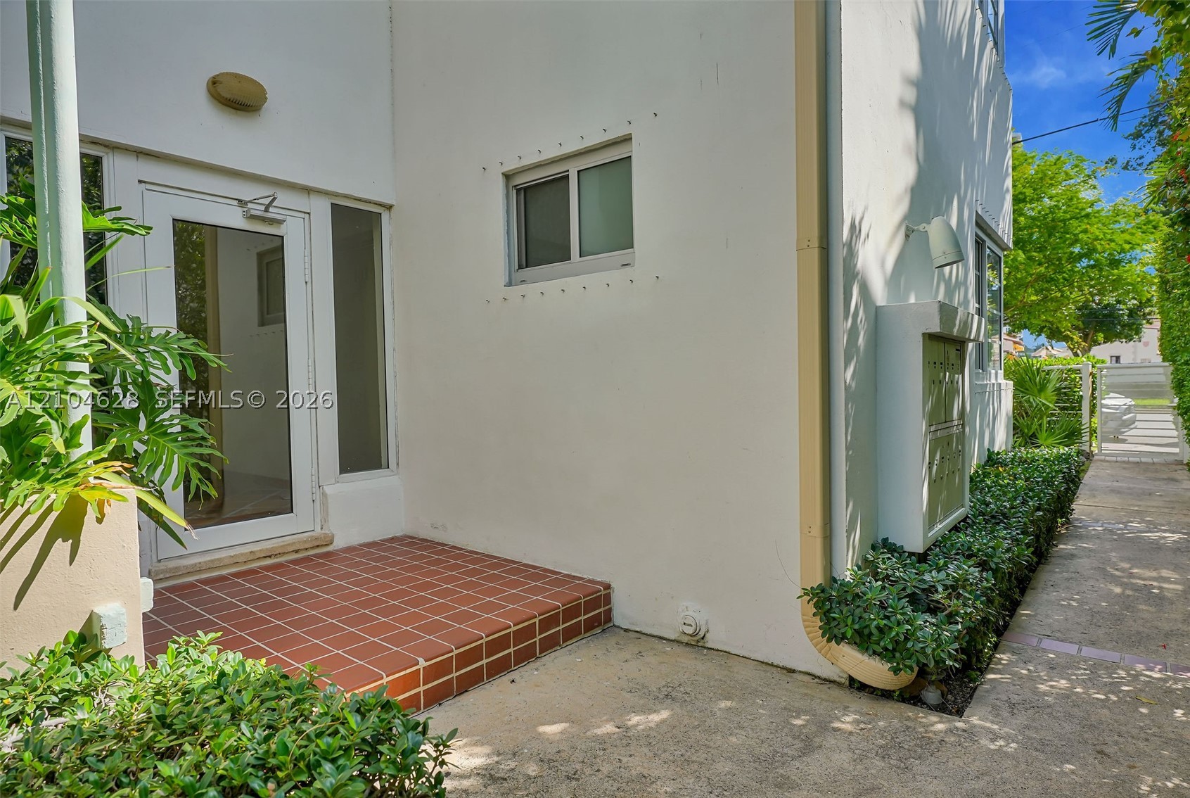 4800 Pine Tree Dr #101, Miami Beach FL 33140