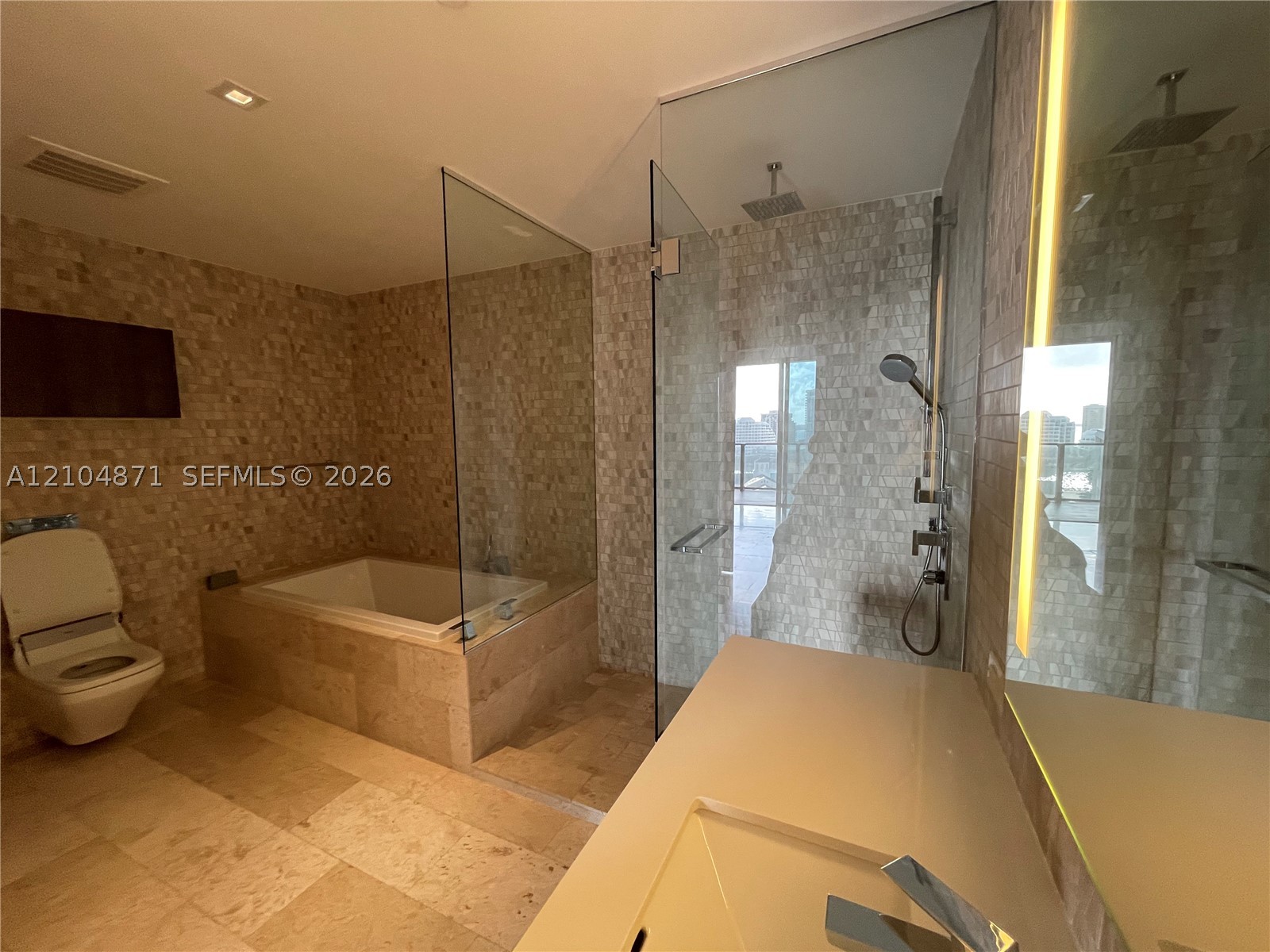 68 SE 6th St #909, Miami FL 33131