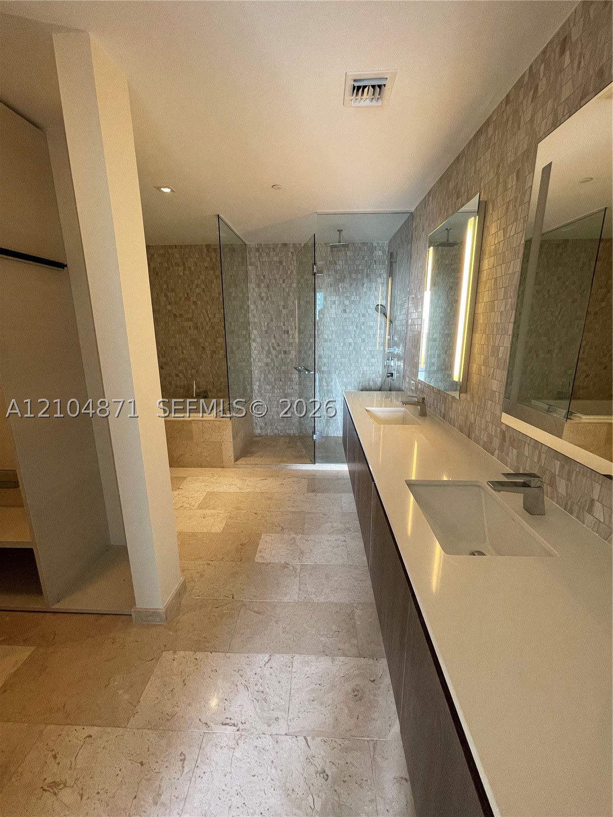 68 SE 6th St #909, Miami FL 33131