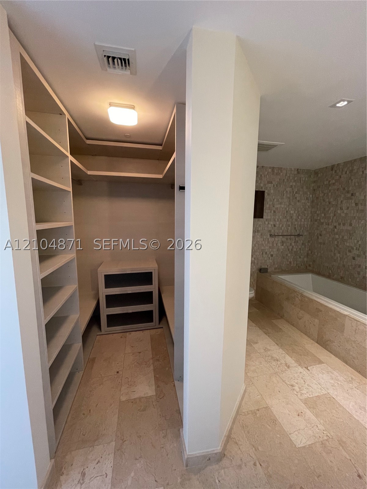 68 SE 6th St #909, Miami FL 33131