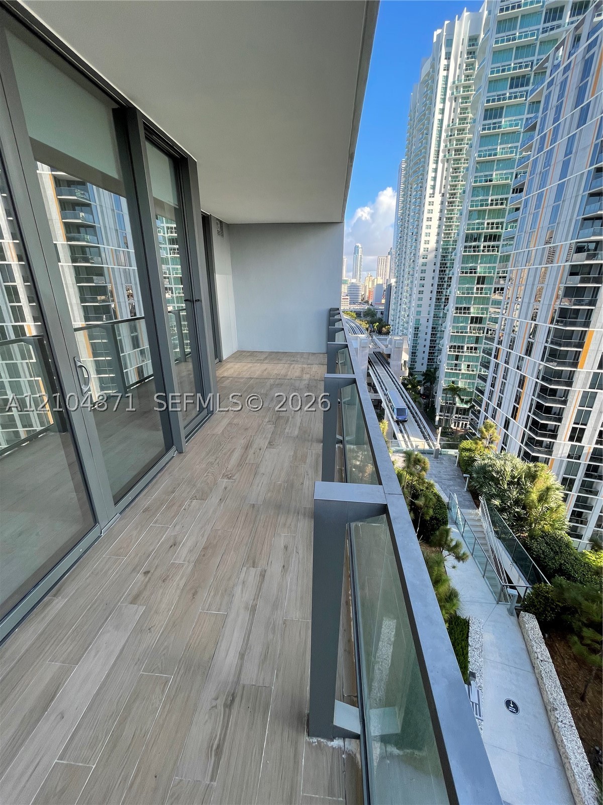 68 SE 6th St #909, Miami FL 33131