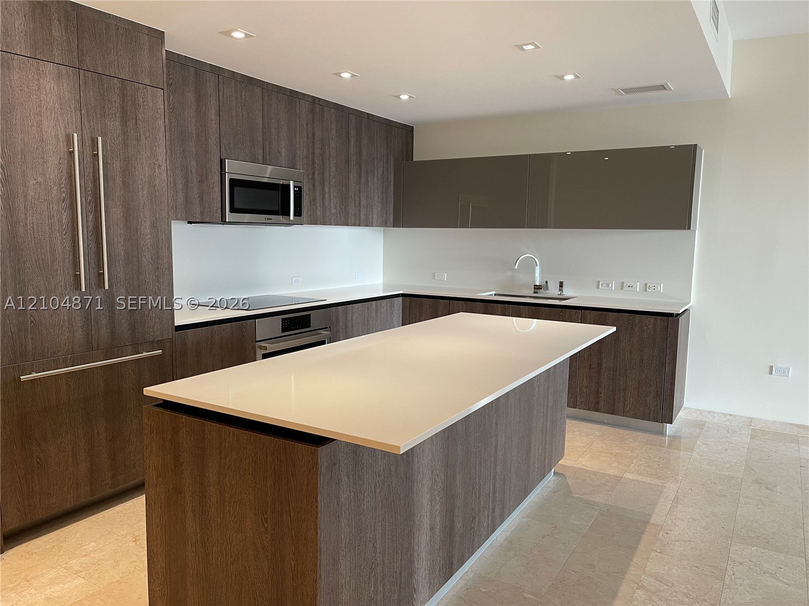 68 SE 6th St #909, Miami FL 33131