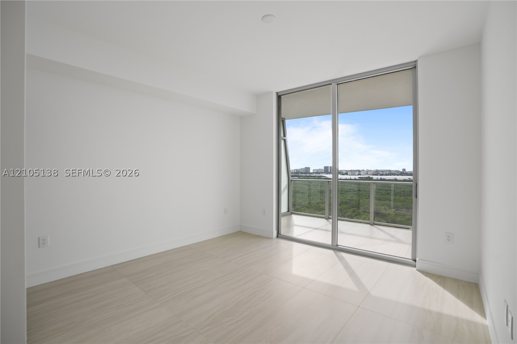2411 LAGUNA CIRCLE #1505, North Miami FL 33181