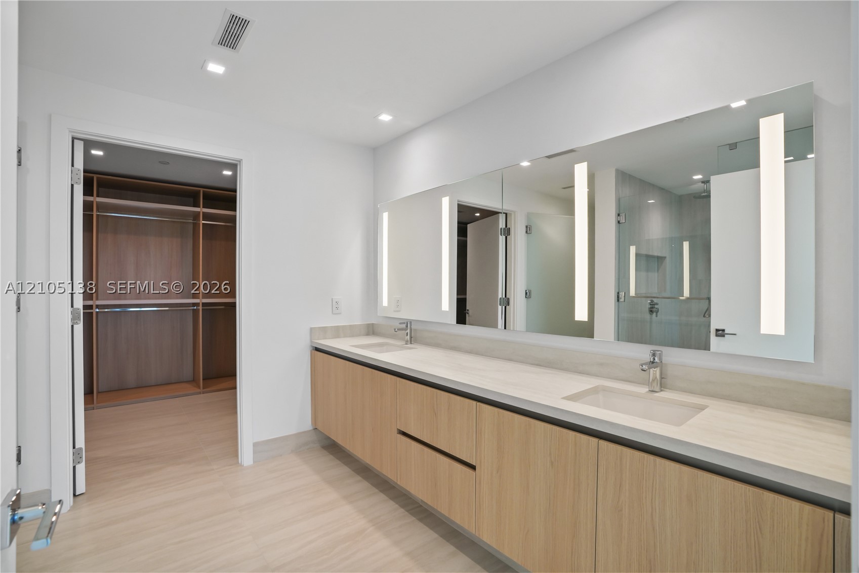 2411 LAGUNA CIRCLE #1505, North Miami FL 33181