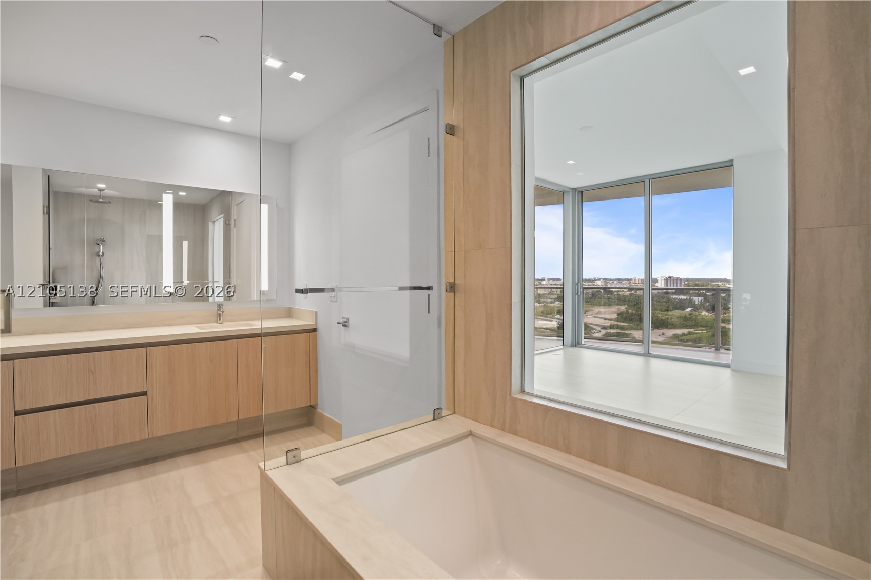 2411 LAGUNA CIRCLE #1505, North Miami FL 33181
