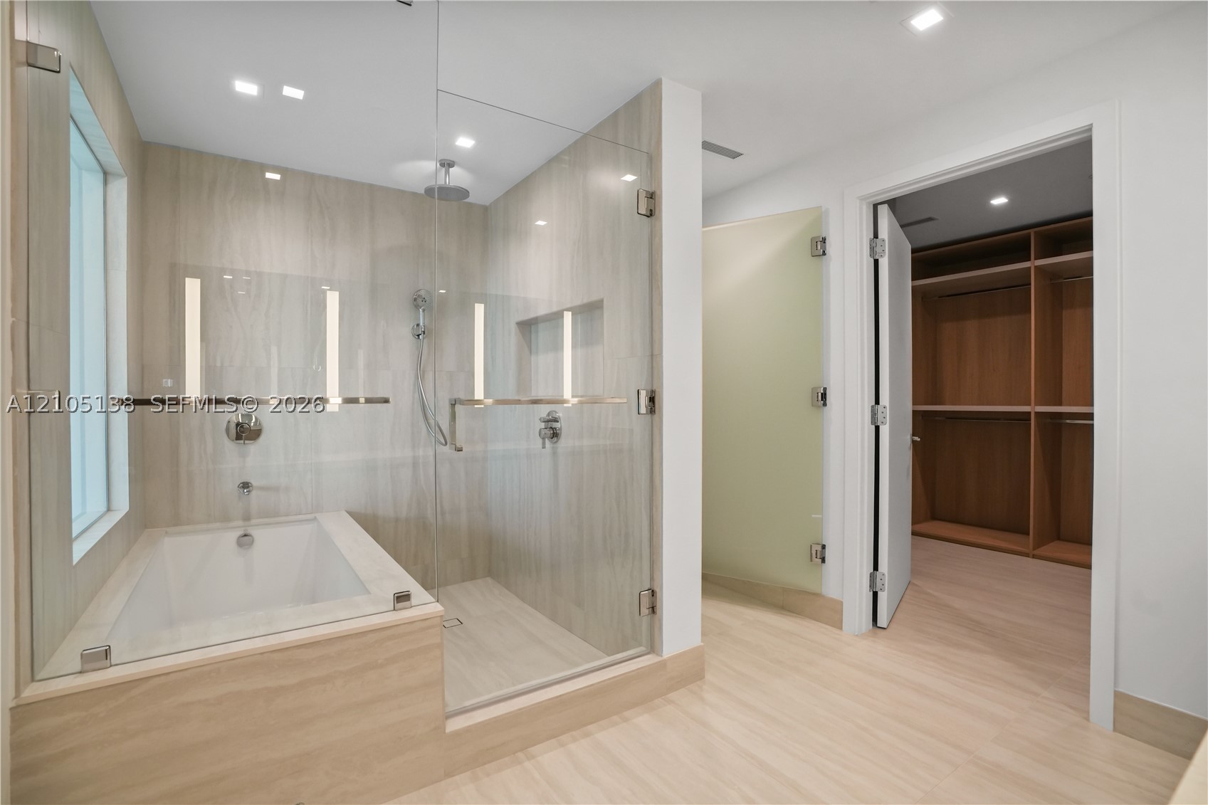2411 LAGUNA CIRCLE #1505, North Miami FL 33181