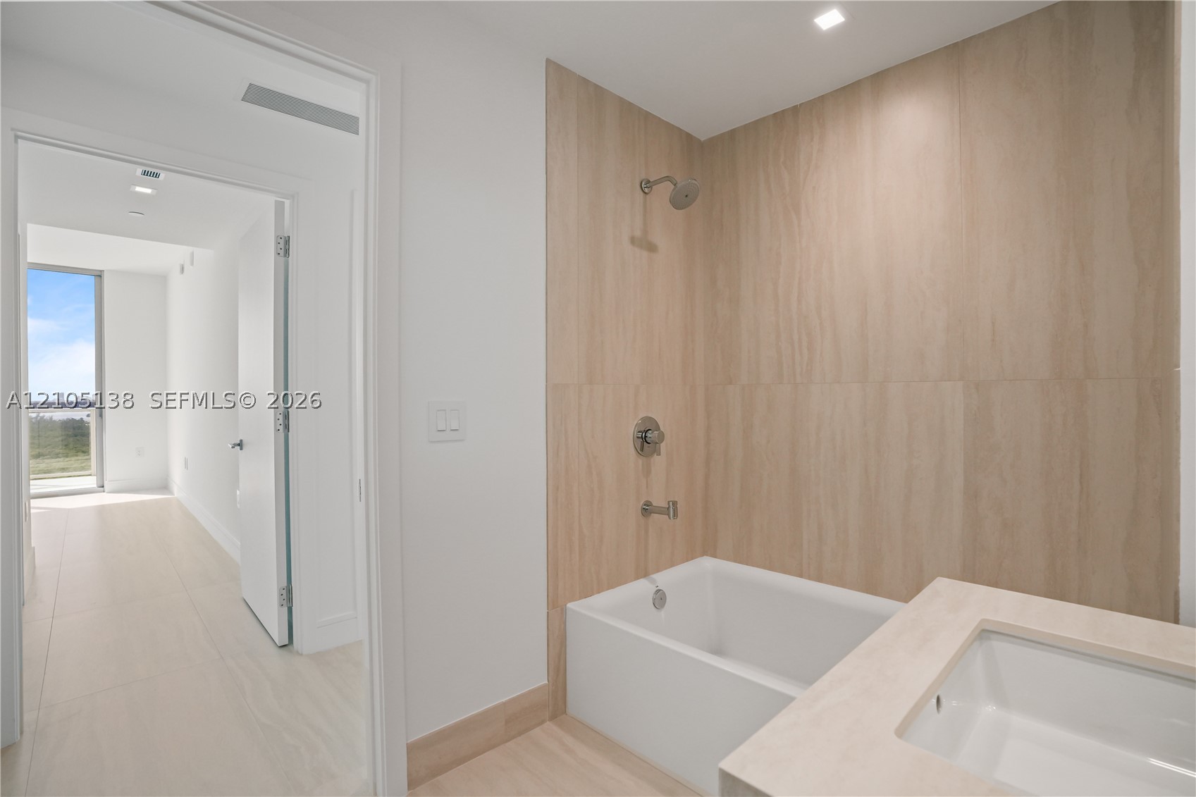 2411 LAGUNA CIRCLE #1505, North Miami FL 33181