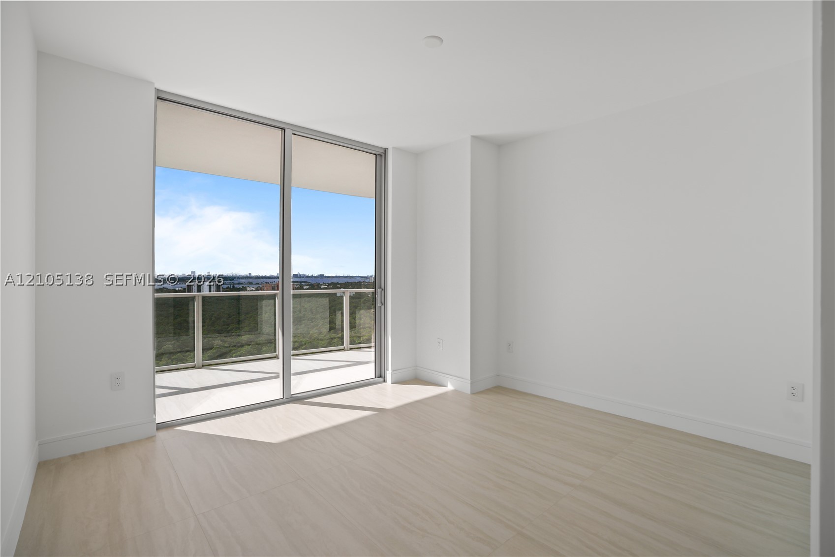 2411 LAGUNA CIRCLE #1505, North Miami FL 33181