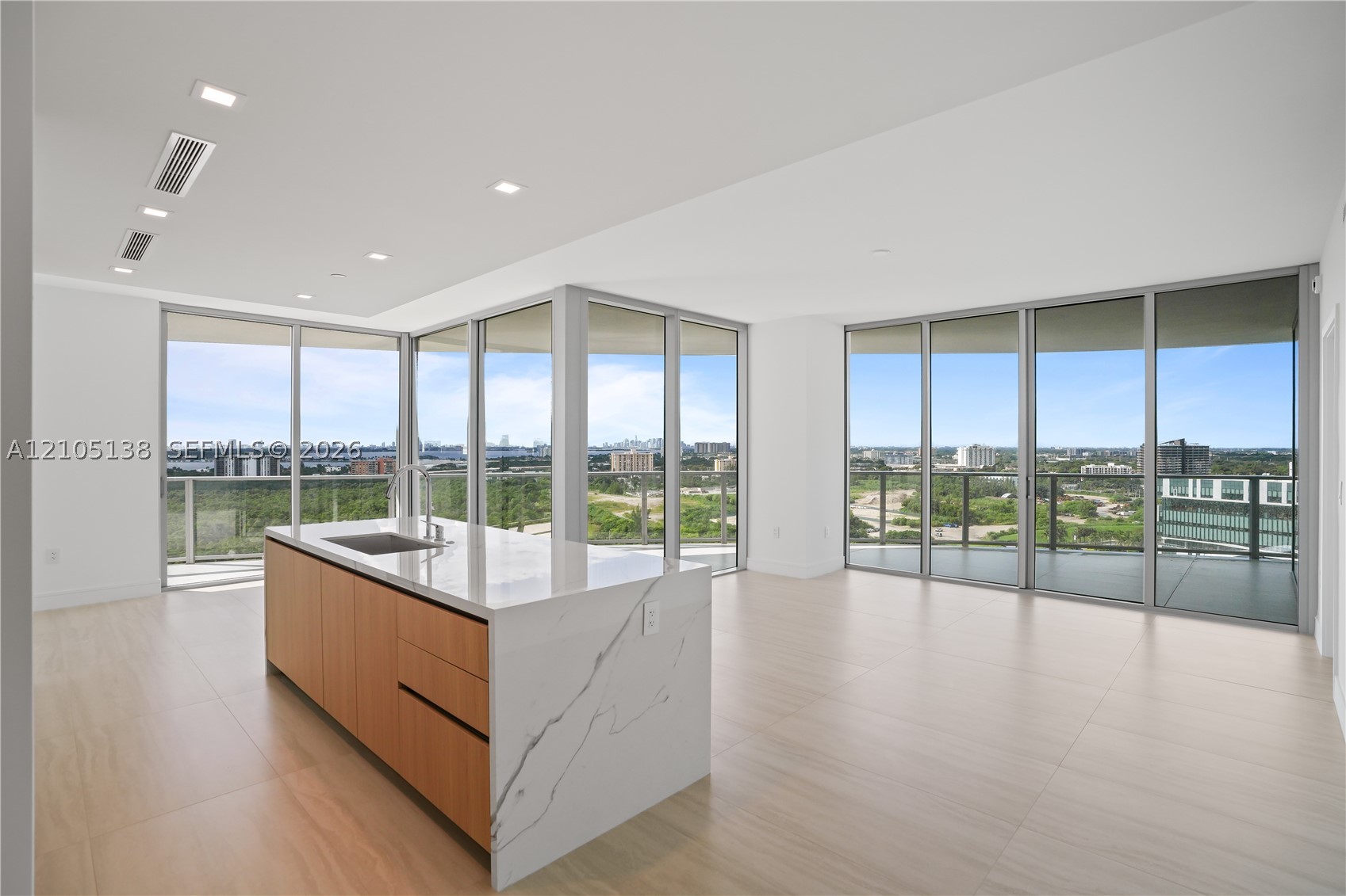 2411 LAGUNA CIRCLE #1505, North Miami FL 33181