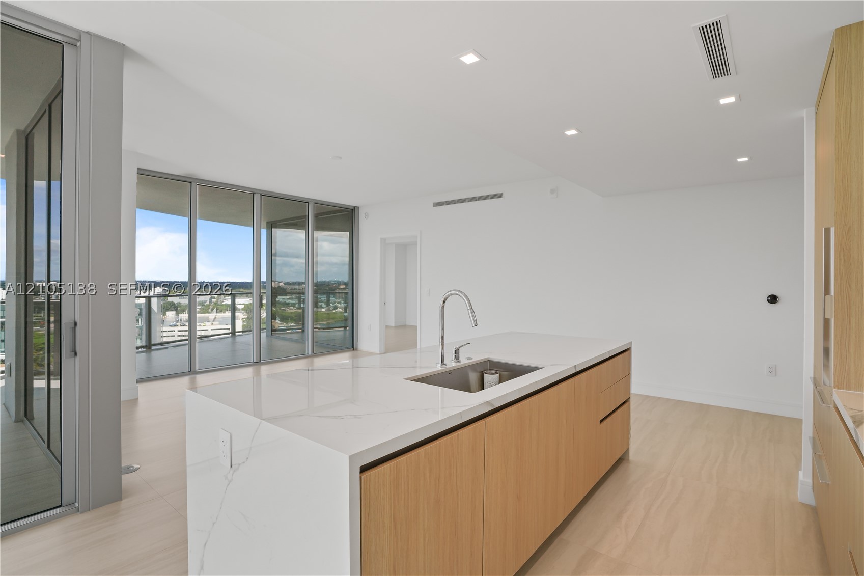 2411 LAGUNA CIRCLE #1505, North Miami FL 33181