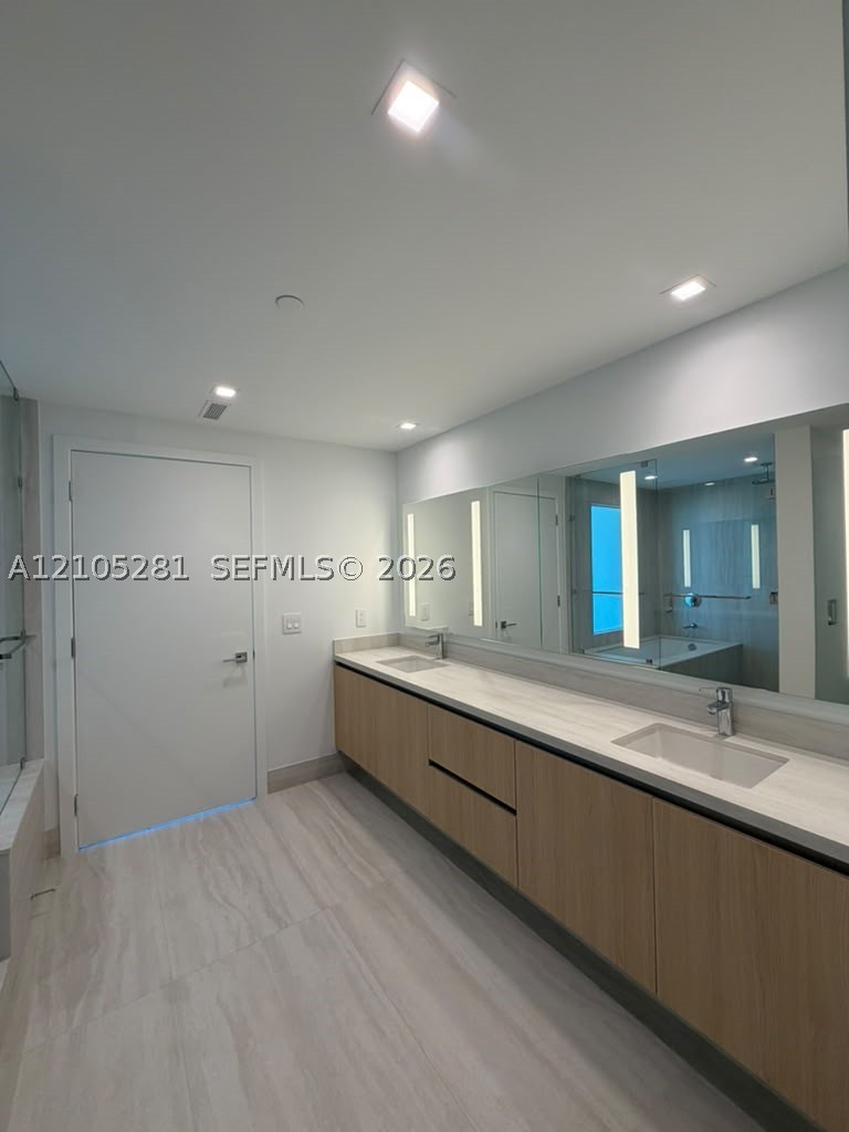 2411 Laguna Cir #1606, North Miami FL 33181