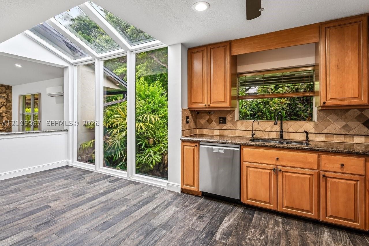 5966 NW 77th Ter, Parkland FL 33067