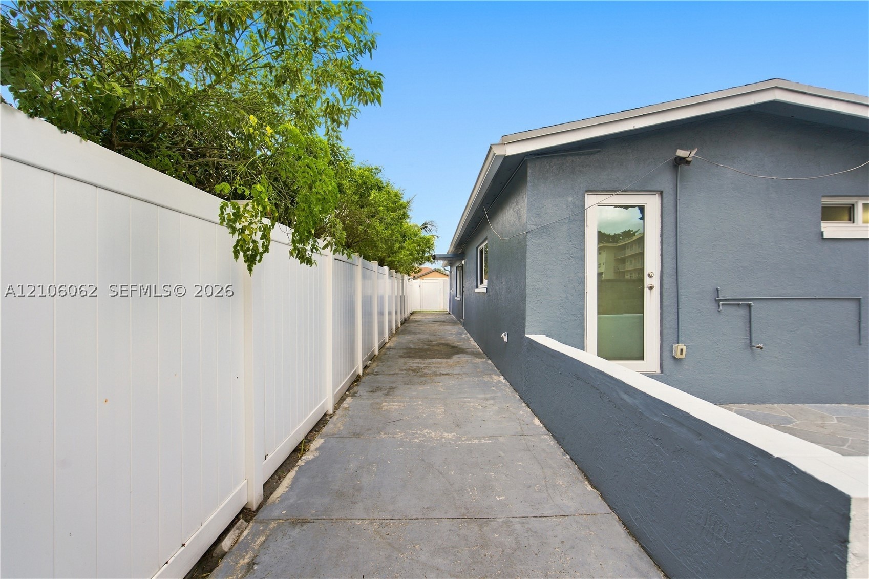 4200 NW 42nd St, Lauderdale Lakes FL 33319