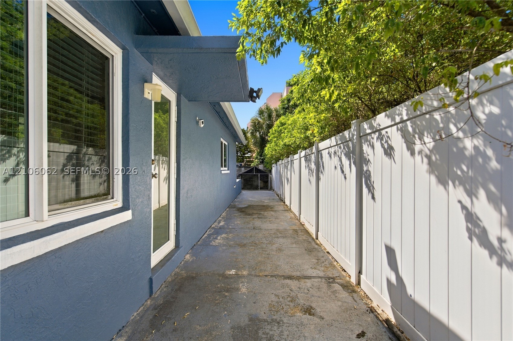 4200 NW 42nd St, Lauderdale Lakes FL 33319
