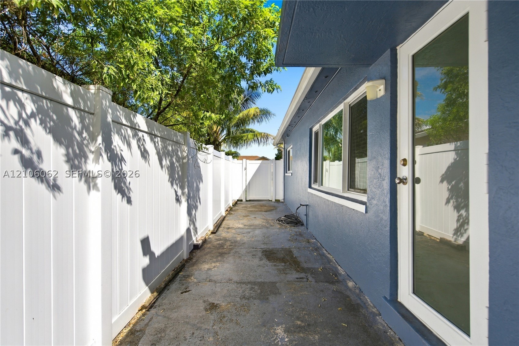 4200 NW 42nd St, Lauderdale Lakes FL 33319