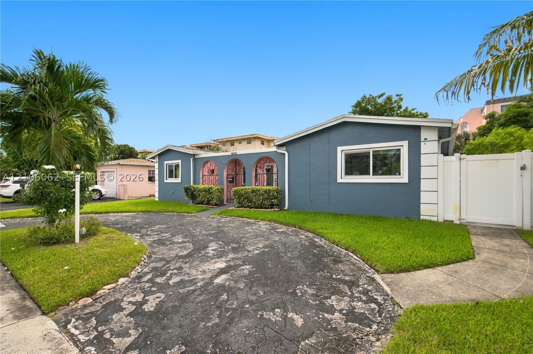 4200 NW 42nd St, Lauderdale Lakes FL 33319