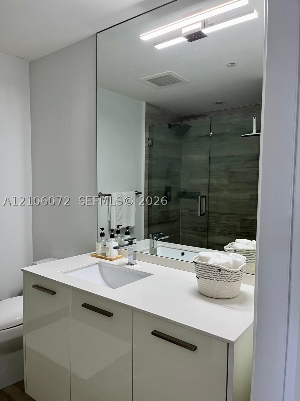 1300 Brickell Bay Dr #1806, Miami FL 33131