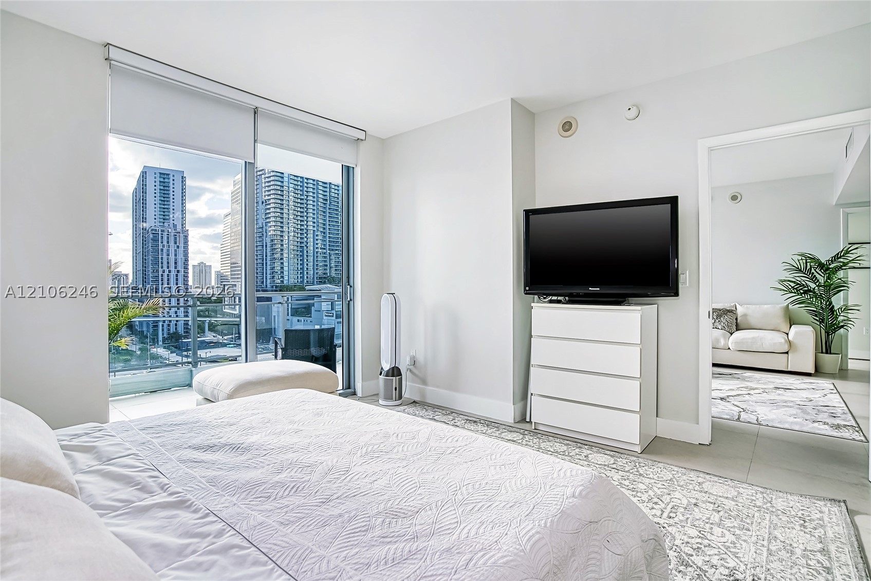 92 SW 3rd St #1511, Miami FL 33130