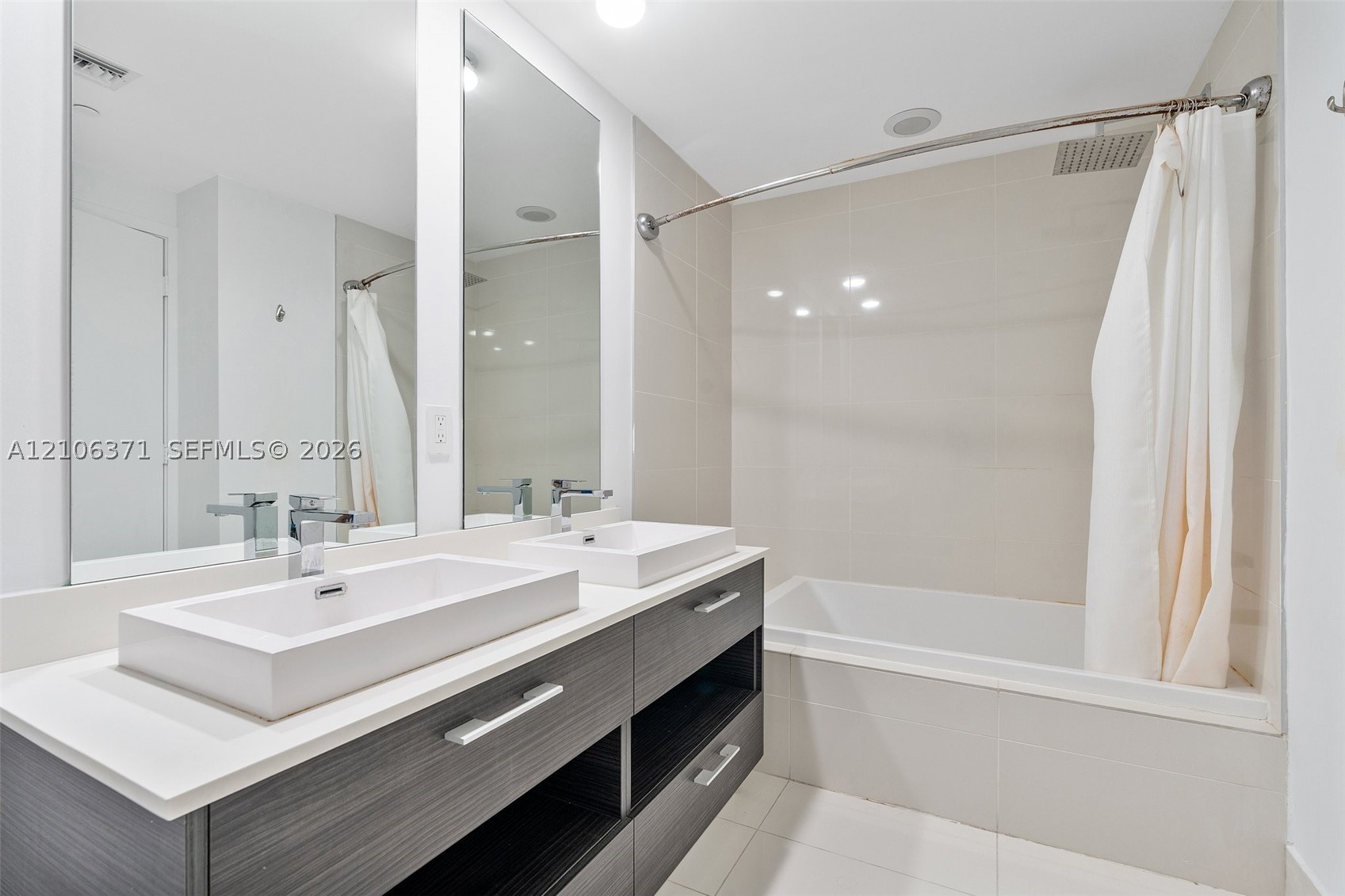 45 SW 9th St #1005, Miami FL 33130