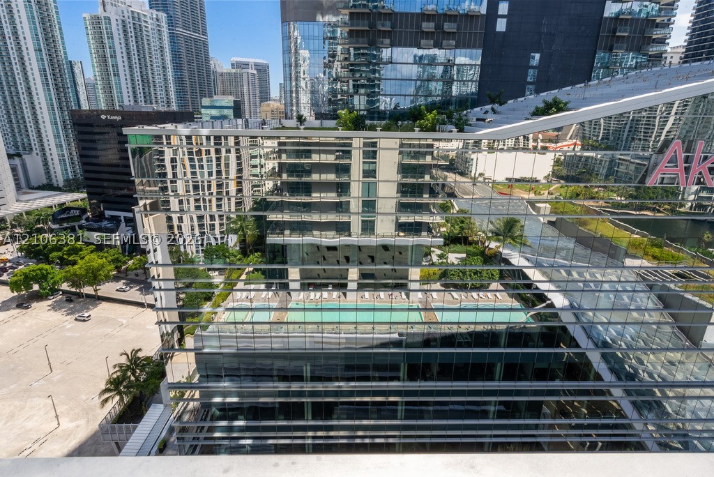 68 SE 6th St #1701, Miami FL 33131