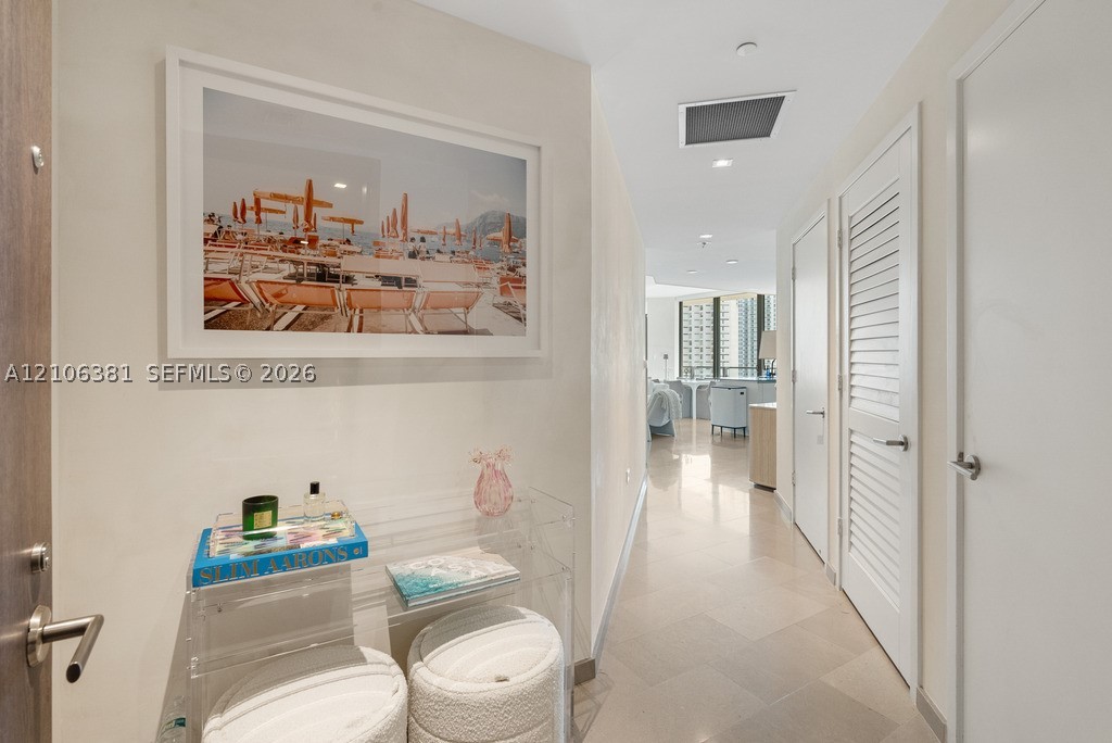 68 SE 6th St #1701, Miami FL 33131