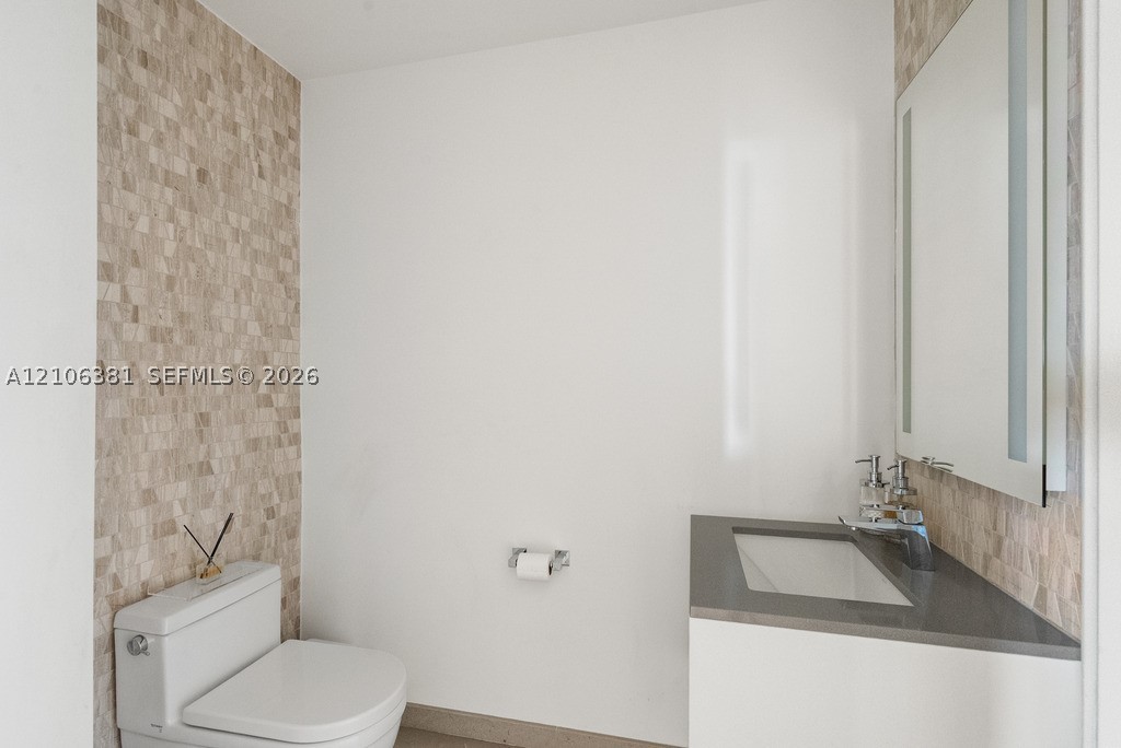 68 SE 6th St #1701, Miami FL 33131