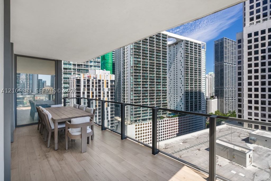 68 SE 6th St #1701, Miami FL 33131