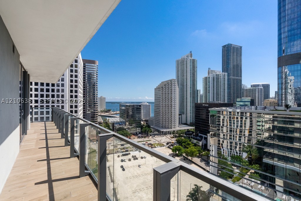 68 SE 6th St #1701, Miami FL 33131