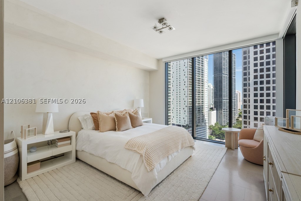 68 SE 6th St #1701, Miami FL 33131