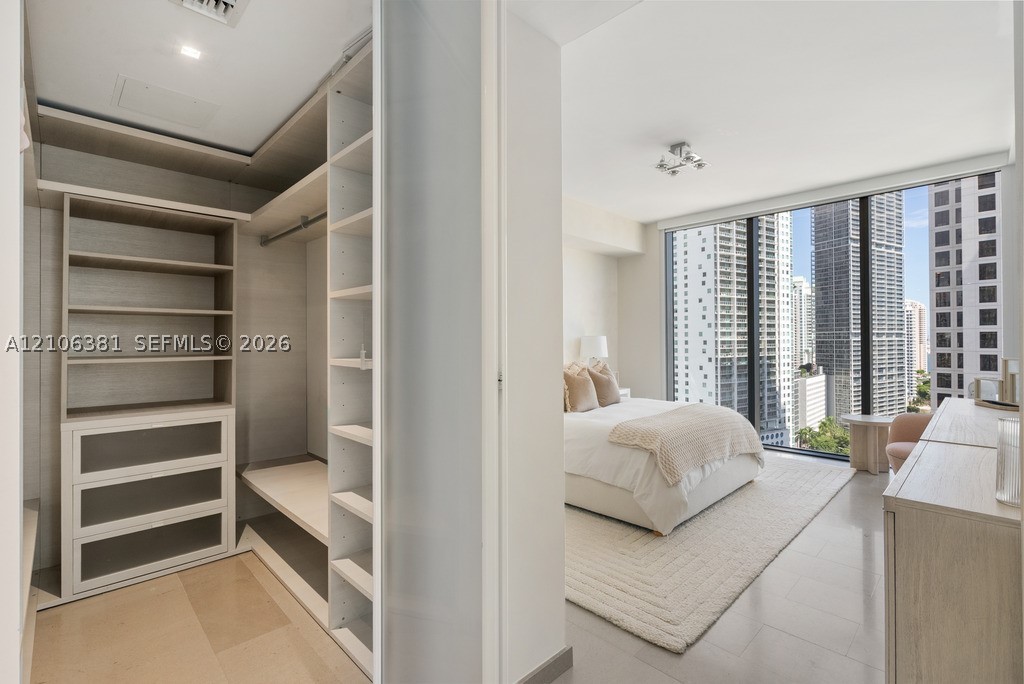 68 SE 6th St #1701, Miami FL 33131