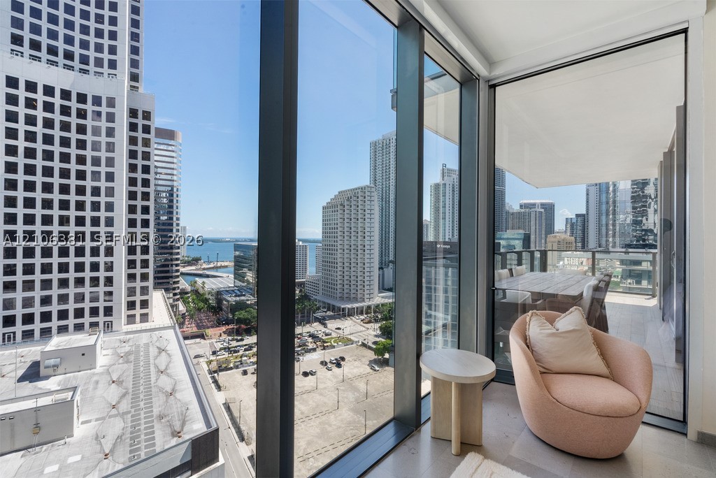 68 SE 6th St #1701, Miami FL 33131