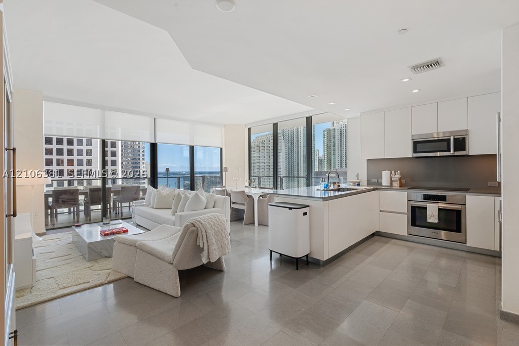 68 SE 6th St #1701, Miami FL 33131