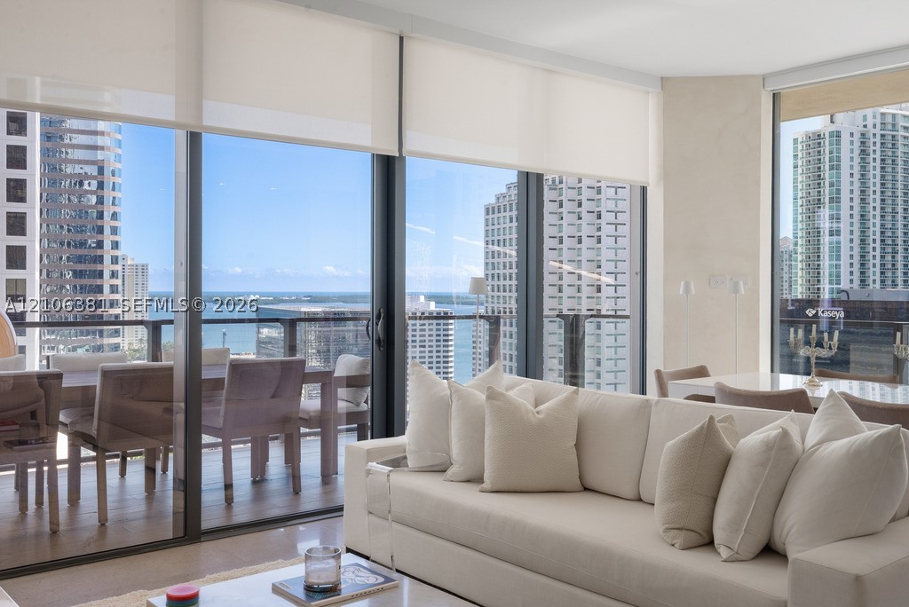 68 SE 6th St #1701, Miami FL 33131