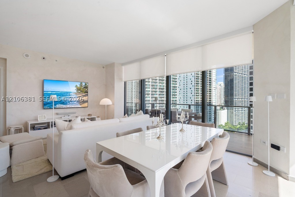 68 SE 6th St #1701, Miami FL 33131