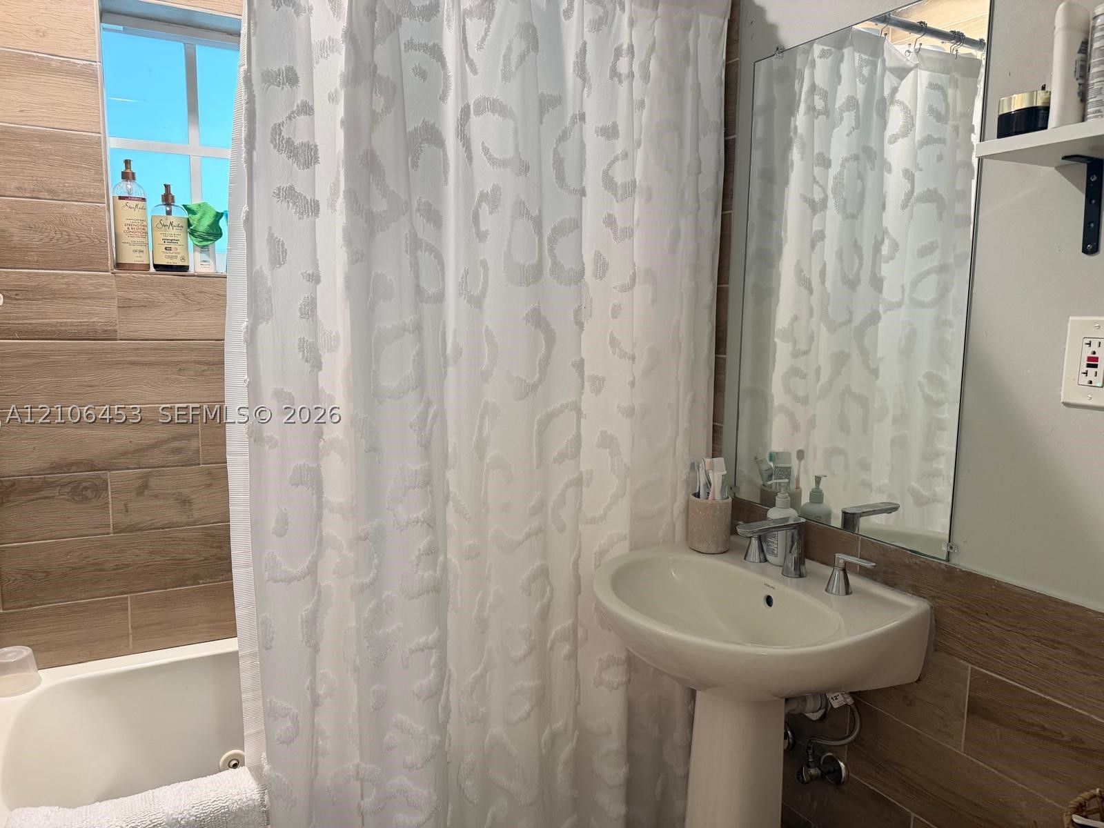 132 Whitethorn Dr, Miami Springs FL 33166