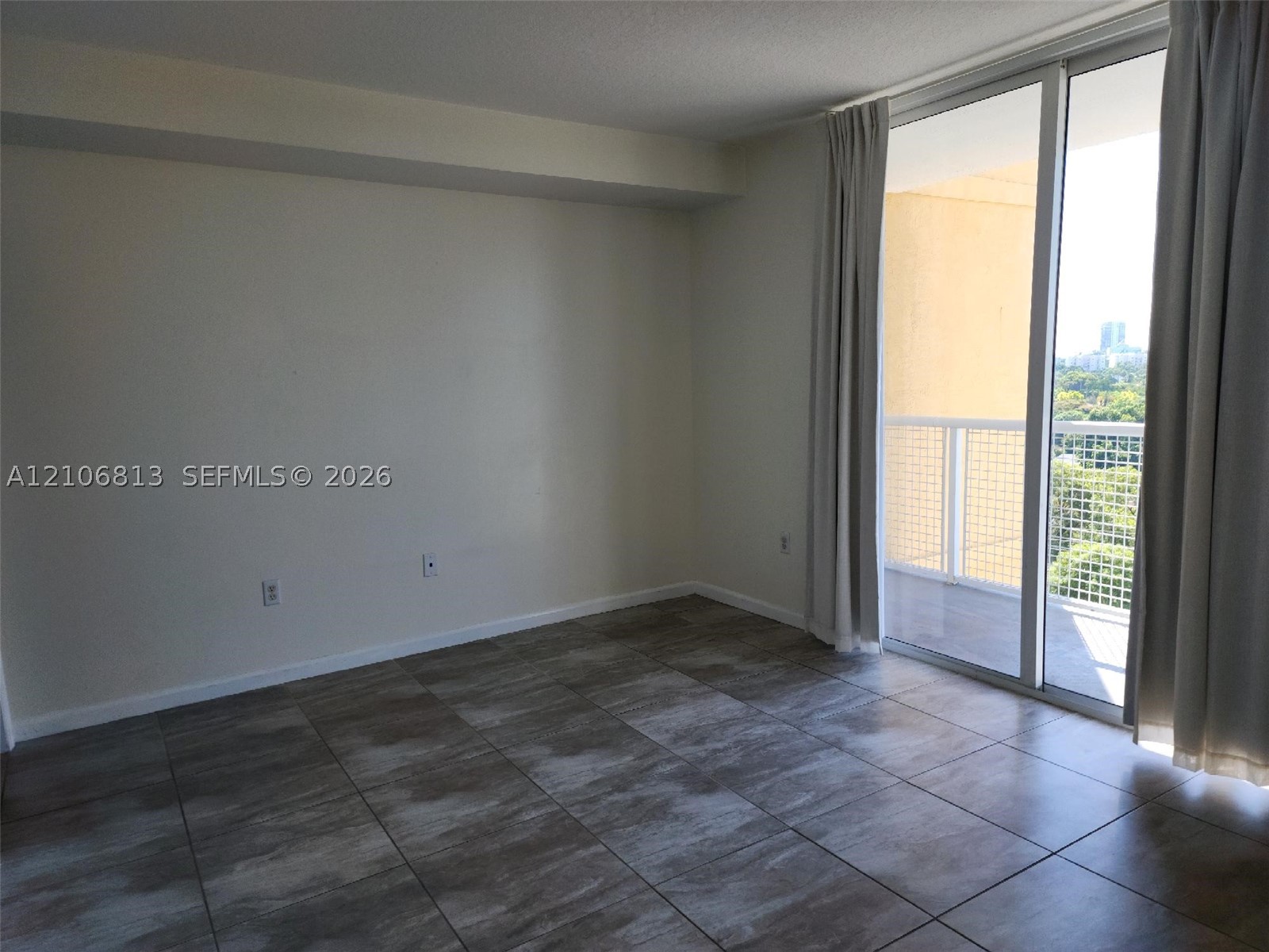 900 SW 8th St #902, Miami FL 33130