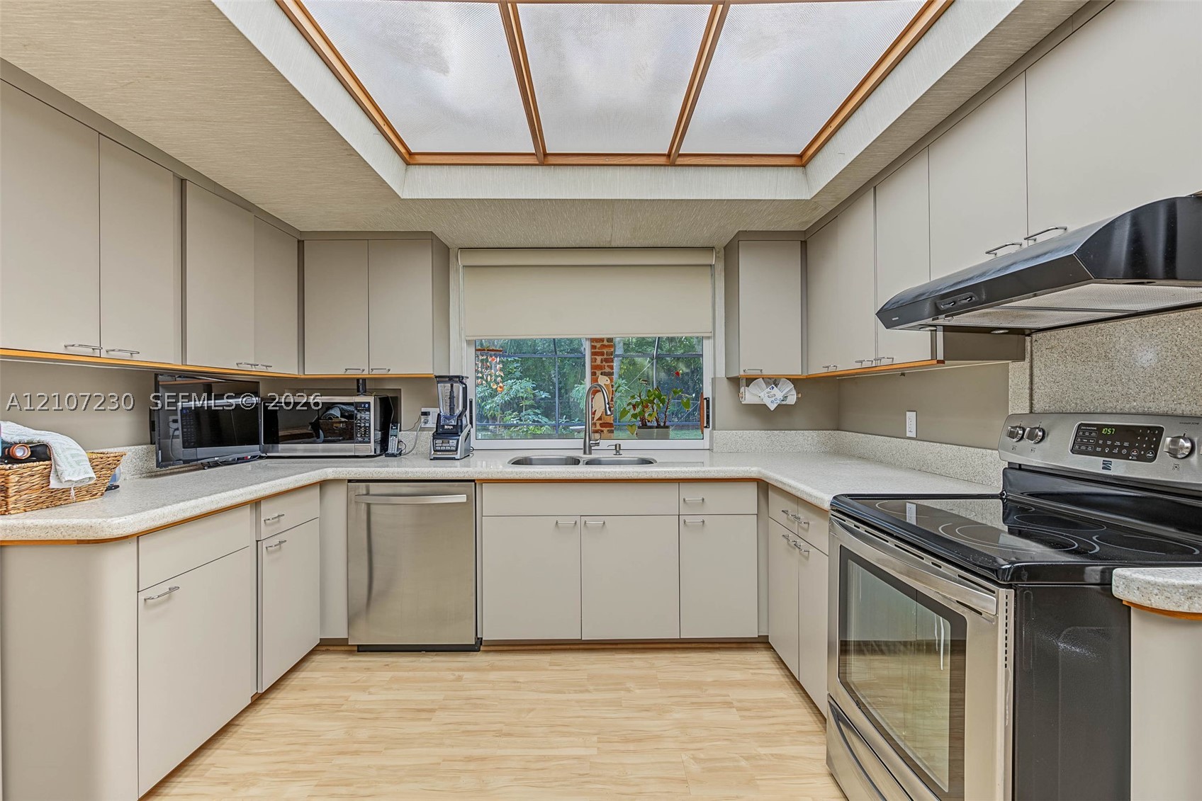 8100 SW 155th St, Palmetto Bay FL 33157