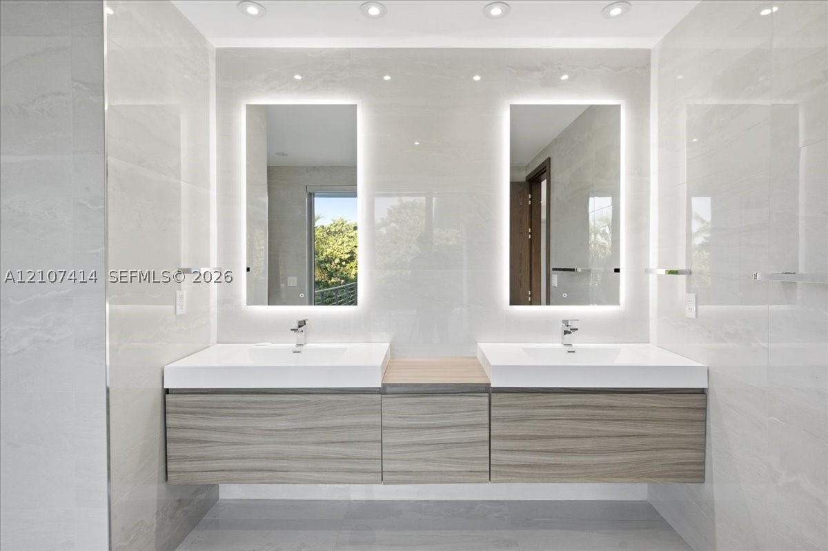 315 Cypress Dr, Key Biscayne FL 33149