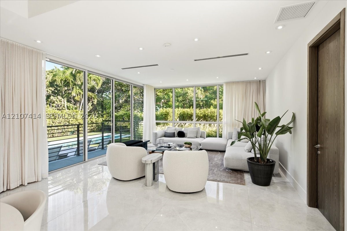 315 Cypress Dr, Key Biscayne FL 33149