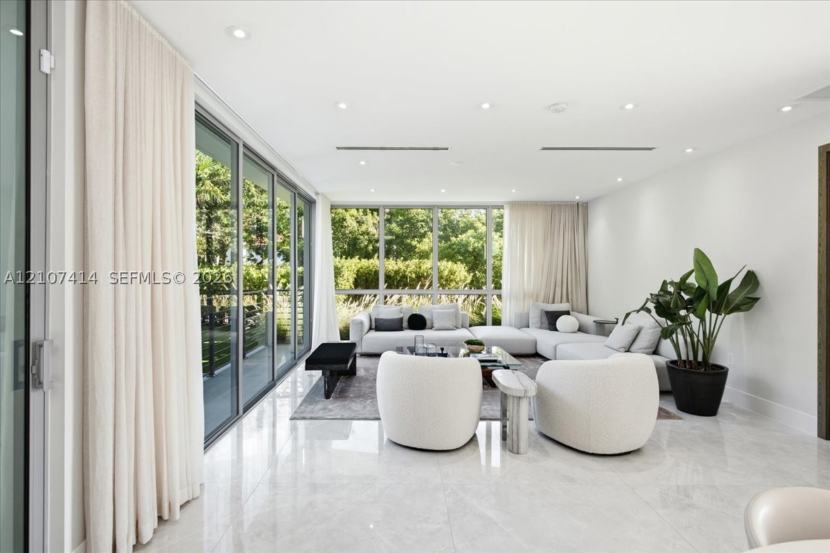 315 Cypress Dr, Key Biscayne FL 33149