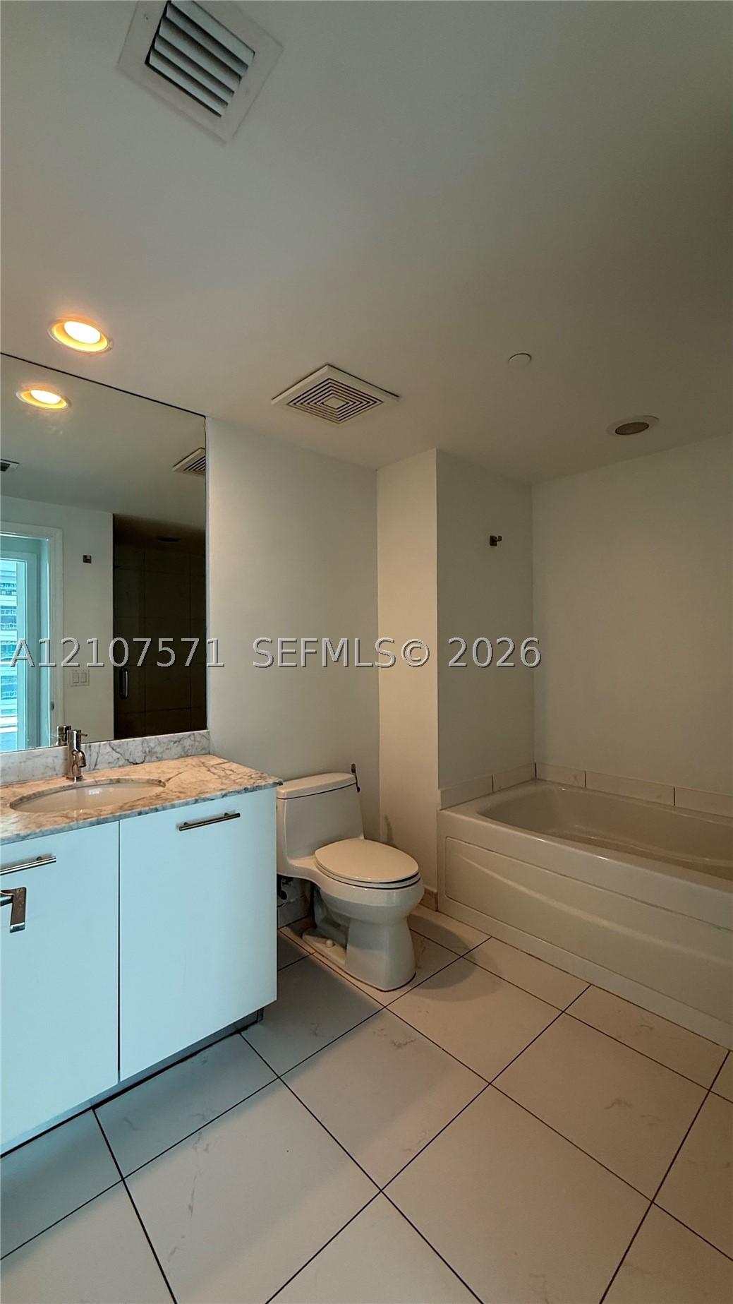 500 Brickell Ave #2808, Miami FL 33131