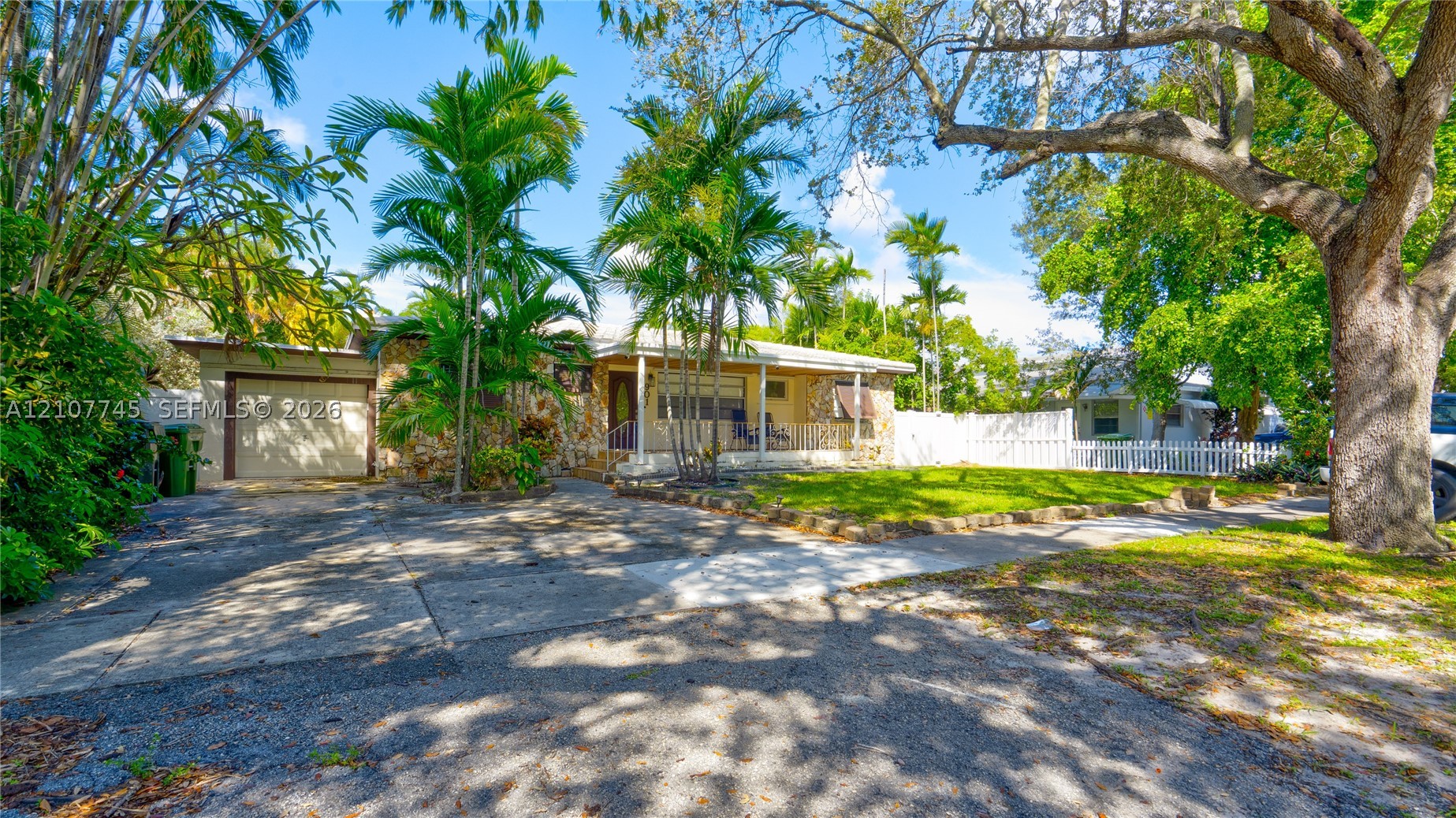 901 NE 8th St, Hallandale Beach FL 33009