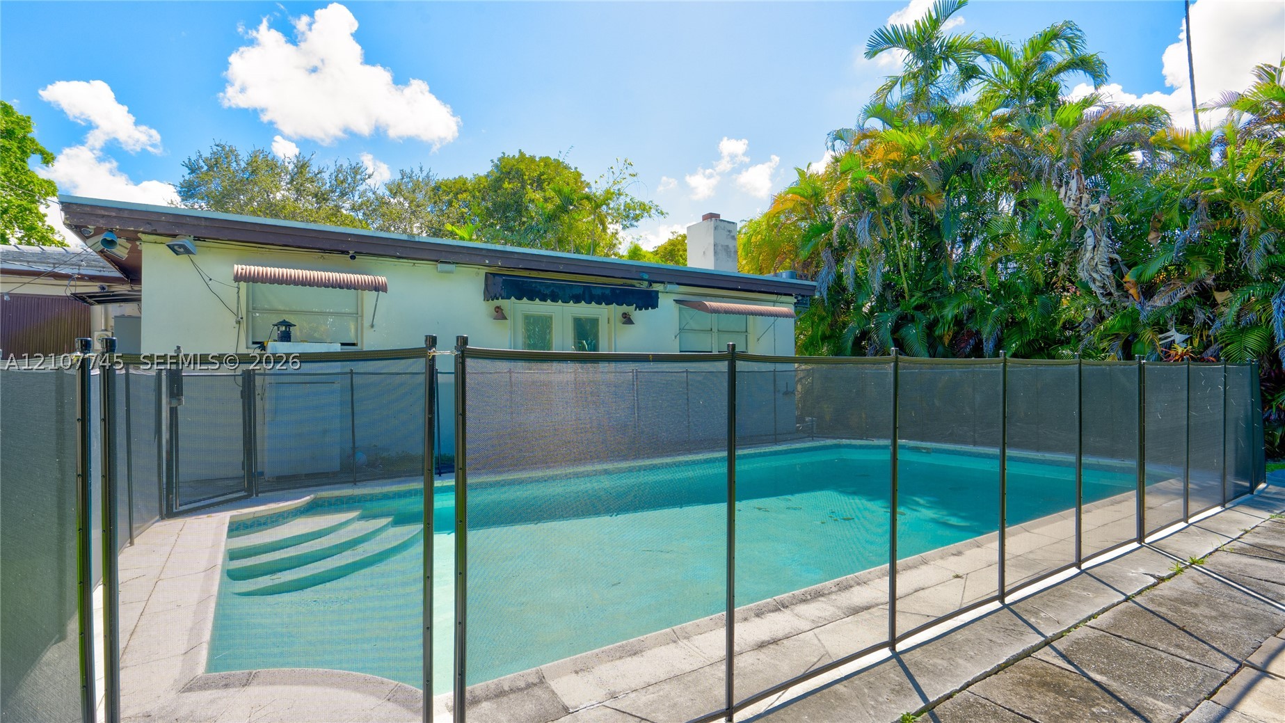 901 NE 8th St, Hallandale Beach FL 33009