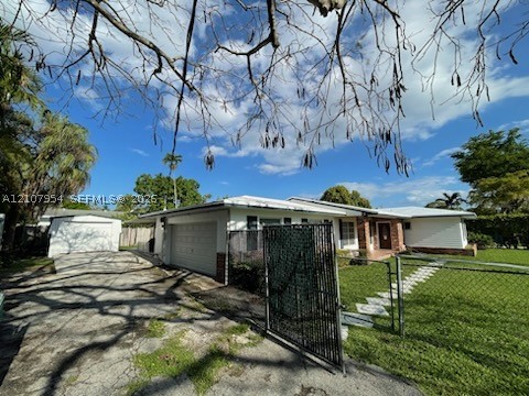 7105 SW 84th Ave, Miami FL 33143