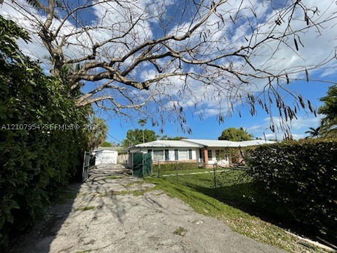 7105 SW 84th Ave, Miami FL 33143