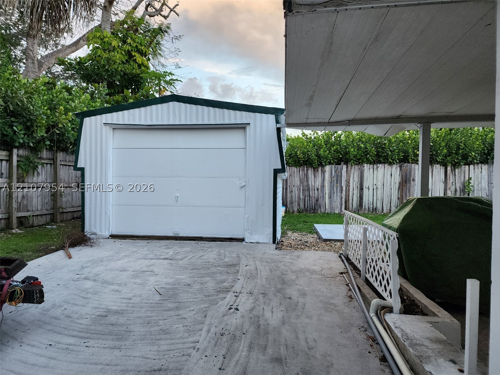 7105 SW 84th Ave, Miami FL 33143